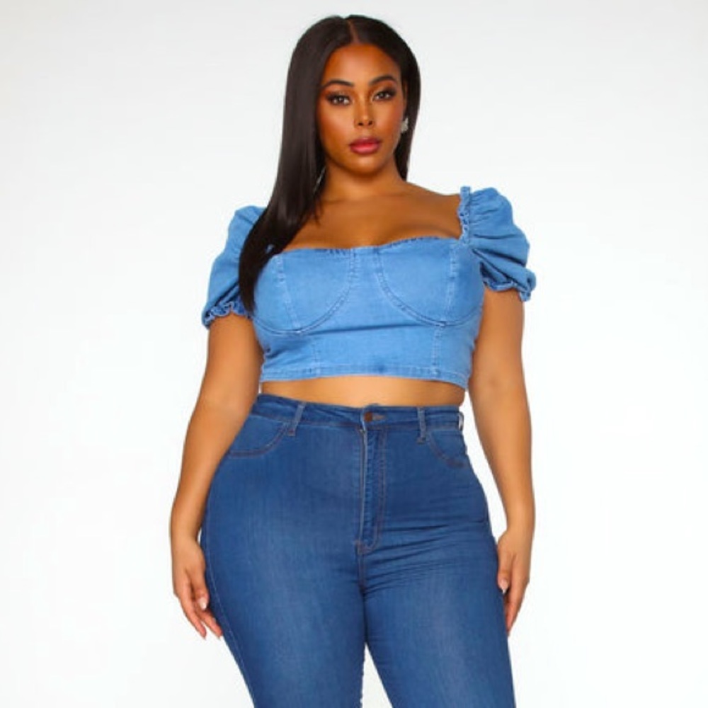 Fashion Nova denim crop top
• 67% Cotton 20% Polyester 11% Viscose 2%
Spandex